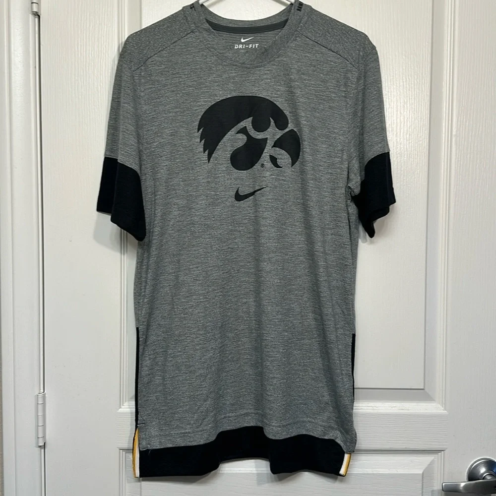 Men's Nike Hawkeyes Gray & Black Dri-Fit Pullover Graphic Swoosh Shirt Size Med